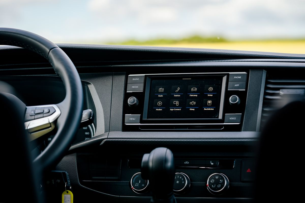 Cockpit des VW T6.1 mit Wählhebel des 7-Gang-DSG