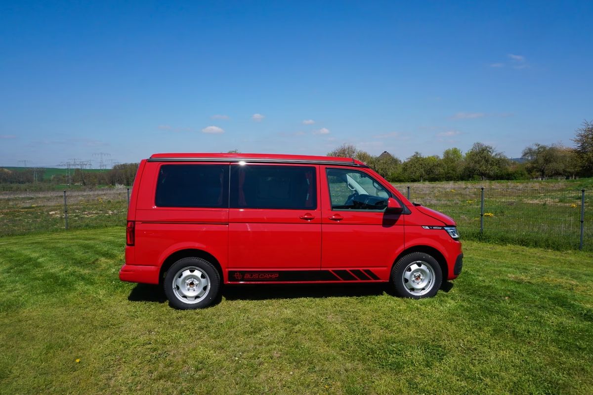 VW T6.1 in Kirschrot, Seitenansicht