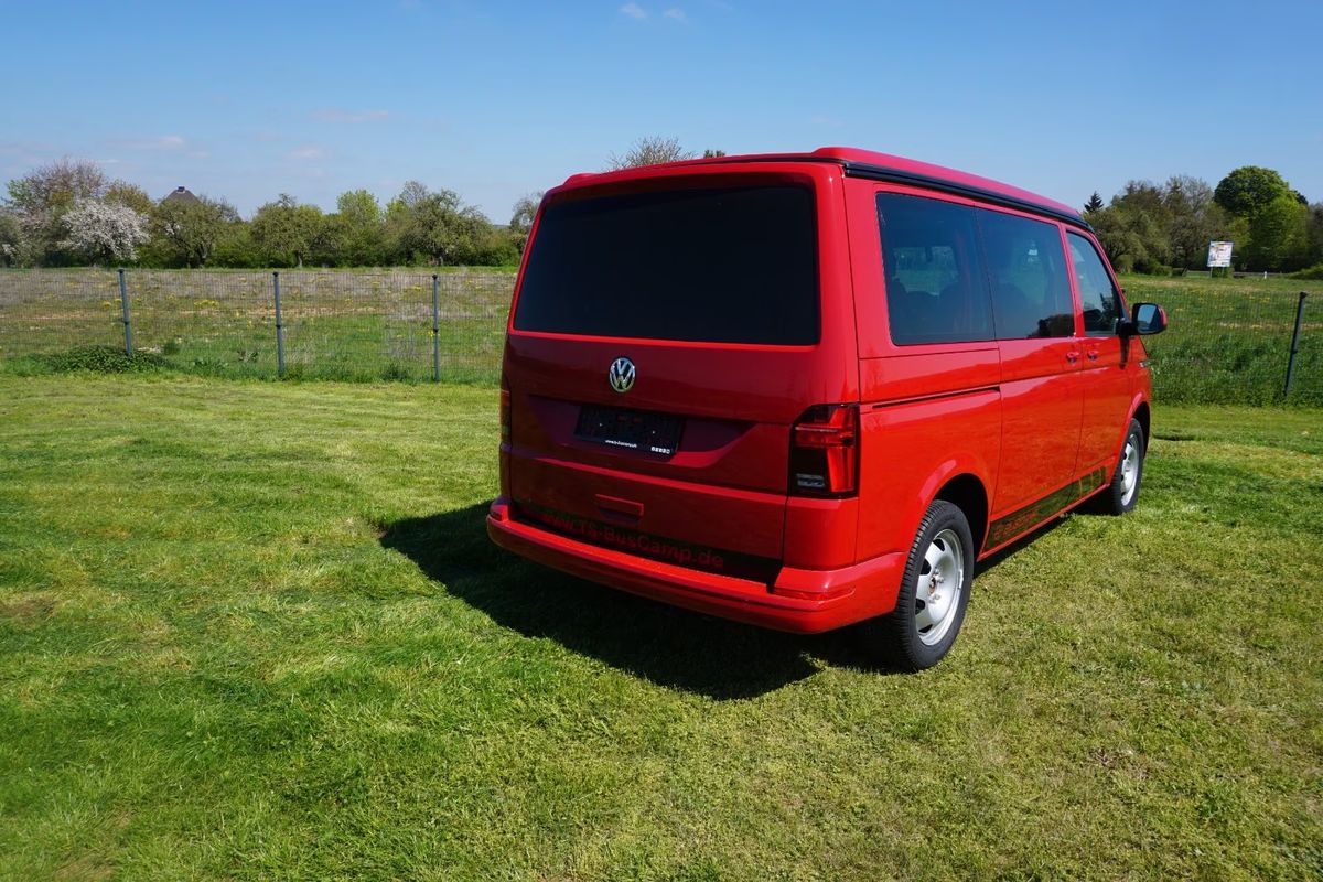 VW T6.1 in Kirschrot, Heckansicht