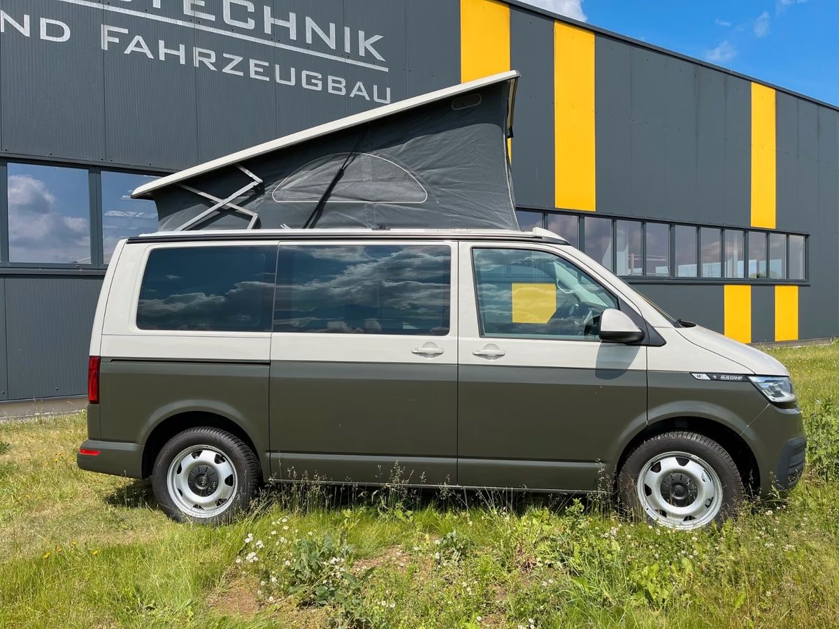 VW T6.1 in zweifarbig Ascotgrau/Grün, Seitenansicht mit geöffnetem Aufstelldach