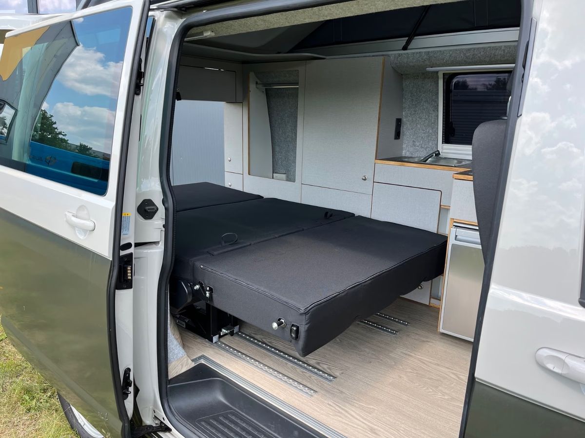 VW T6.1 in zweifarbig Ascotgrau/Grün, Innenraum mit Liegefläche