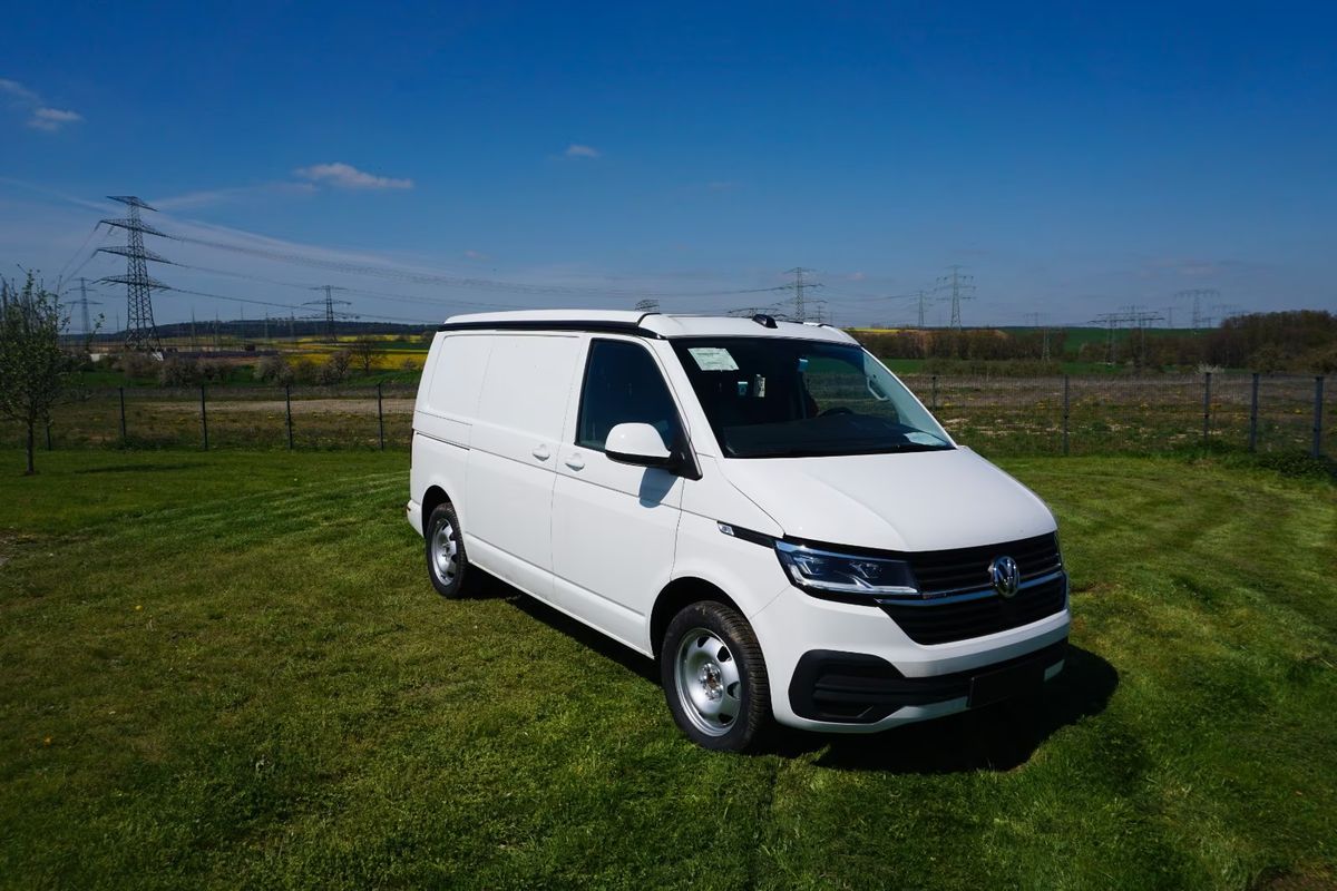 VW T6.1 in Candyweiß, Ansicht schräg von vorn