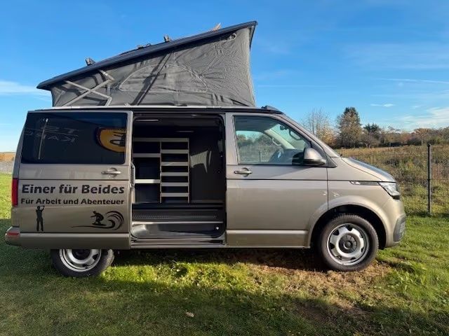 VW T6.1 in Mojave Beige, Seitenansicht mit offener Schiebetür und Regal