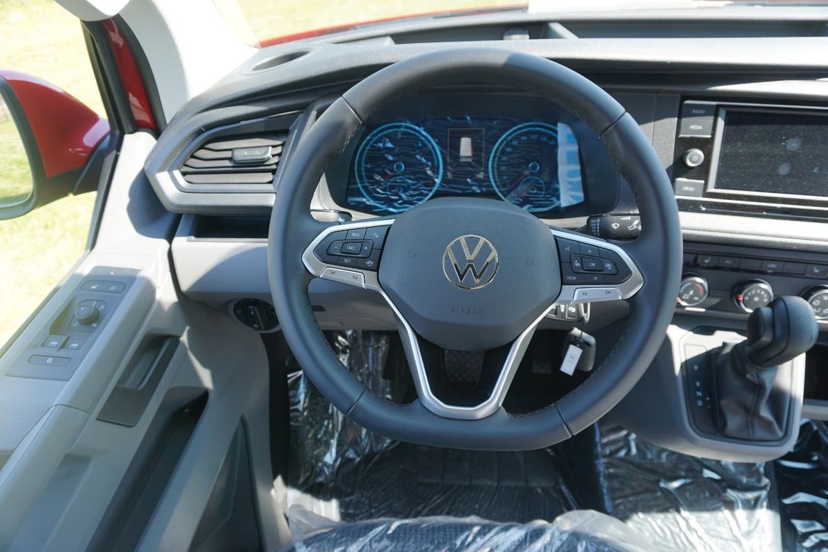 VW T6.1 in Mojave Beige, Cockpit