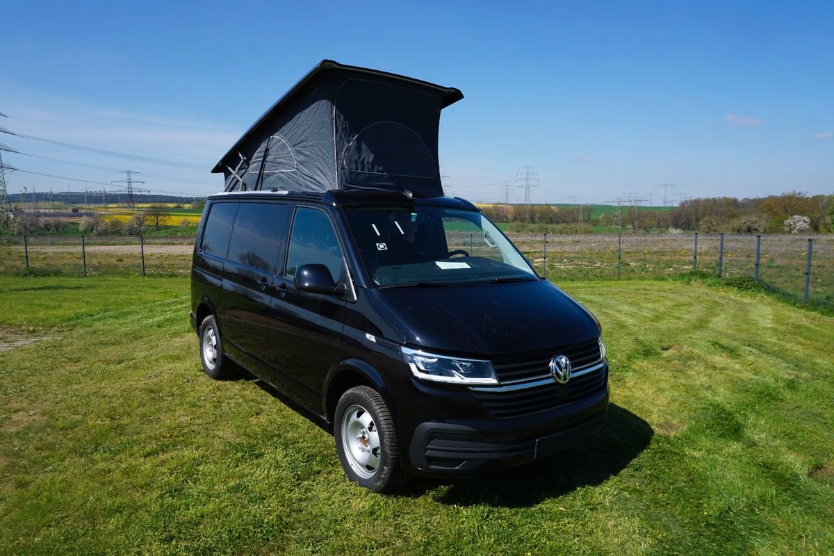 VW T6.1 in Deep Black, Ansicht schräg von vorn