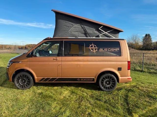 VW T6.1 in Copper Bronze, Seitenansicht von links mit geöffnetem Aufstelldach