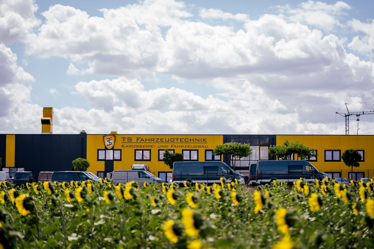 Firmengebäude in Weida hinter einem Sonnenblumenfeld
